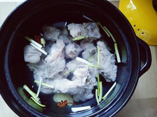 11、#一碗汤##滋补润燥#山药玉米小排汤,再将焯水的小排用手抓到啥锅中。(切记不要一下子倒入啥锅中)