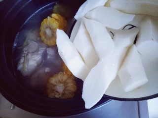 14、#一碗汤##滋补润燥#山药玉米小排汤,最后将切好的山药倒入砂锅中，小火继续炖10分钟即可。