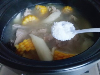 16、#一碗汤##滋补润燥#山药玉米小排汤,加入盐调味出锅。(可以根据个人喜欢调味，但是建议不要过多调味，那样会影响汤原本的鲜美的味道)