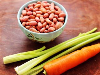 1、凉拌花生米时蔬,首先备齐所有的食材，芹菜去除叶子。