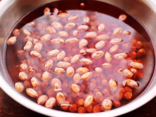 2、凉拌花生米时蔬,把花生米提前浸泡4个小时。