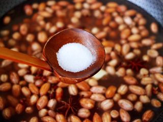 4、凉拌花生米时蔬,这个时候根据个人口味，加入适量的盐调味。