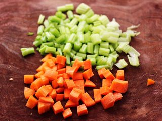 6、凉拌花生米时蔬,这个时候把芹菜和胡萝卜，用刀切成小丁。