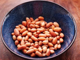 9、凉拌花生米时蔬,把浸泡的花生米捞出沥干水分，放入一个大一点的碗里。