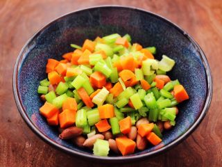 10、凉拌花生米时蔬,上面倒入焯水的胡萝卜和芹菜。