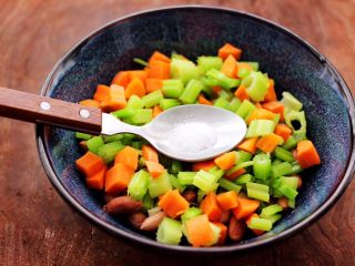 11、凉拌花生米时蔬,根据个人口味，加入适量的盐调味。