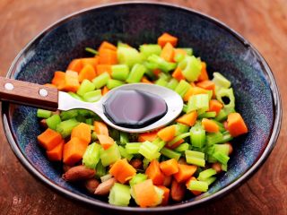 13、凉拌花生米时蔬,加入生抽调味调色。