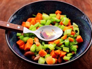 14、凉拌花生米时蔬,最后倒入芝麻油。