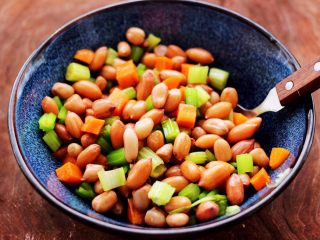 15、凉拌花生米时蔬,把所有的食材，混合搅拌均匀即可。