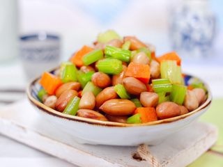 16、凉拌花生米时蔬,爽脆美味的凉拌花生米时蔬就做好了。
