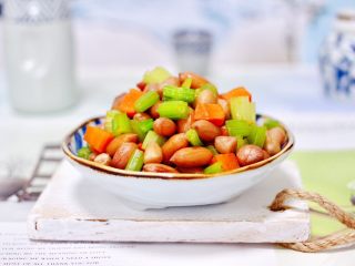 17、凉拌花生米时蔬,好吃营养不打折。