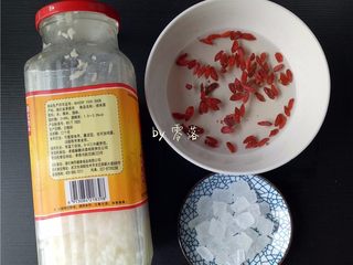 6、菠萝银耳糖水,再备好其他食材：冰糖，酒酿，枸杞；枸杞用适量清水浸泡片刻；