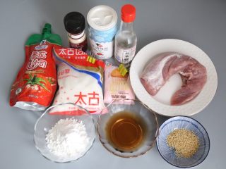 1、酸甜开胃 糖醋里脊,准备好所有需要的食材。