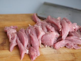 4、酸甜开胃 糖醋里脊,切完的肉，大小厚度均匀，这样炸的时候容易控制时间。否则会有的熟透了而有的没熟或炸过度。