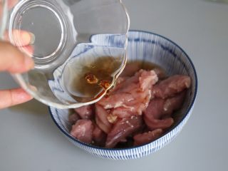 5、酸甜开胃 糖醋里脊,里脊肉装碗，放少许料酒、生抽、白胡椒、泡打粉。