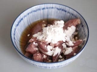 6、酸甜开胃 糖醋里脊,加入一半量的生粉，约2瓷勺。