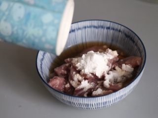 7、酸甜开胃 糖醋里脊,加少许的盐。因为加了生抽，有一定的咸味，盐的分量需要适当控制。