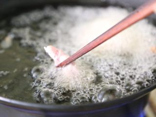 8、酸甜开胃 糖醋里脊,烧一锅油，油温达到7成热，用筷子一条条下入里脊肉，防止粘连。