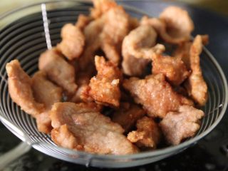 9、酸甜开胃 糖醋里脊,里脊肉炸到表面金黄色即可捞出。