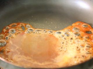 12、酸甜开胃 糖醋里脊,炒锅里倒入酸甜汁，煮到冒大气泡。