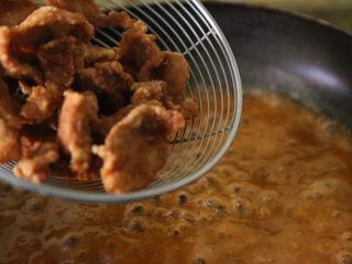 14、酸甜开胃 糖醋里脊,放入炸好的里脊肉，让里脊肉全部裹上酱汁，稍微收汁即可。