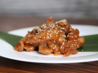 15、酸甜开胃 糖醋里脊,盛出盘后，撒上少许的白芝麻即完成。