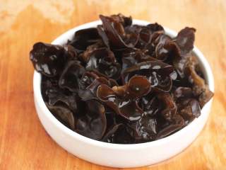 2、紫甘蓝拌木耳,木耳提前用温水泡发，然后用清水反复洗净，木耳去蒂，大朵的木耳撕成小朵，然后再清洗几遍。