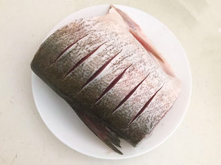 2、香辣草鱼,在鱼肉上切几刀(两面都切好)便于入味