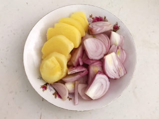 4、香辣草鱼,把毛葱和鲜姜切成小片