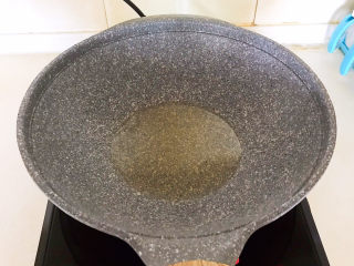 5、香辣草鱼,炒锅烧热后加入大豆色拉油