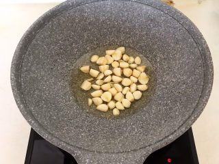 6、香辣草鱼,油烧热后加入大蒜,炒出香味