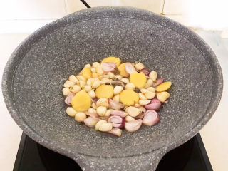 8、香辣草鱼,加入葱姜,炒出香味