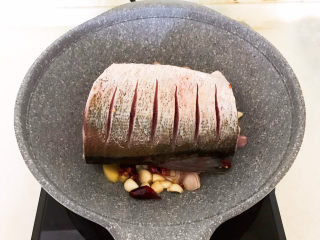 10、香辣草鱼,加入草鱼中段