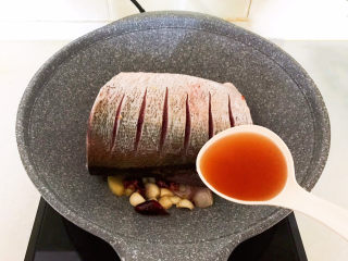 11、香辣草鱼,加入料酒,烹去腥味