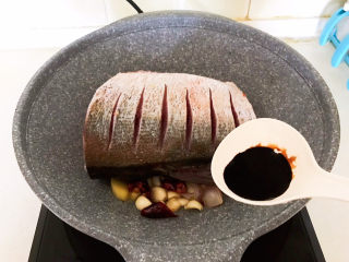 12、香辣草鱼,加入老抽