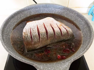 14、香辣草鱼,加入温水