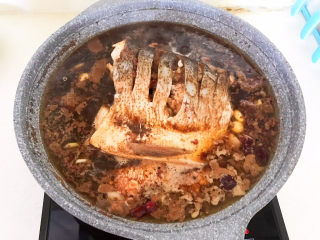 18、香辣草鱼,给草鱼翻身,继续烧15分钟