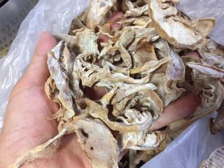 1、笋干红烧肉,春天买的晒干的笋干，密封保存可以吃到明年春天，我每年都会跟朋友买上一些。