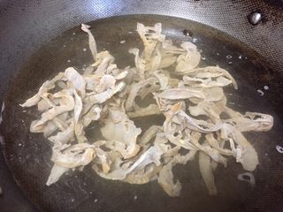 2、笋干红烧肉,用温水浸泡。