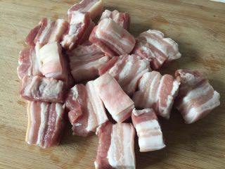 4、笋干红烧肉,肥瘦适中的五花肉切成长5公分厚3公分左右的块。