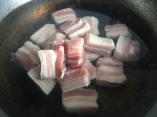 5、笋干红烧肉,冷水把五花肉入锅，开大火煮开焯水。