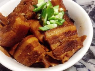 14、笋干红烧肉,喜欢浓油赤酱的那种可以多放老抽，盐就不需要放了，我这个没有烧到那种黑黑的状态所以配料里有食盐。