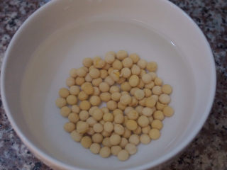 7、猪蹄黄豆玉米汤,黄豆泡水10分钟