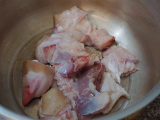 8、猪蹄黄豆玉米汤,高压锅内倒入猪蹄