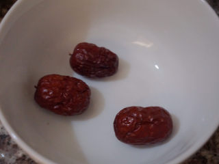 11、猪蹄黄豆玉米汤,取3颗红枣