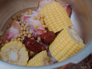 12、猪蹄黄豆玉米汤,洗干净后也放入锅中