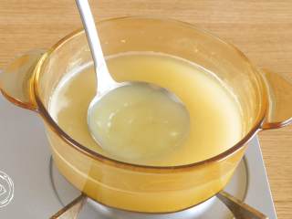 4、米汤胡萝卜泥6m+宝宝辅食,取上层小米汤、米油，备用~