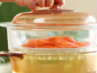 5、米汤胡萝卜泥6m+宝宝辅食,上锅蒸熟，筷子能戳动即可~