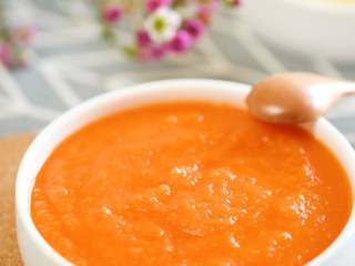 8、米汤胡萝卜泥6m+宝宝辅食,一碗超简单的米汤胡萝卜泥就做好啦，给宝宝吃起来～