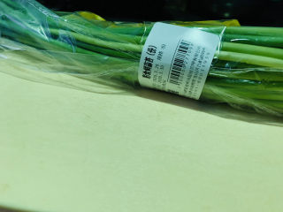 2、蒜苔炒牛肉,蒜苔，待用；